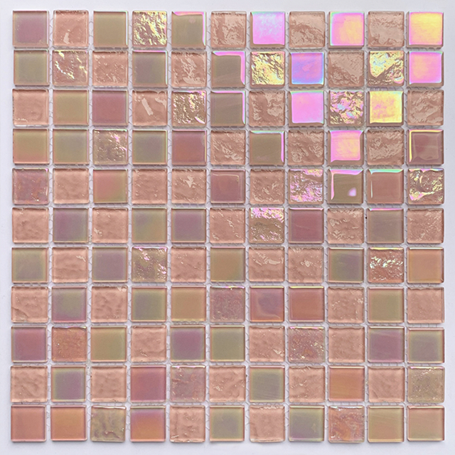 Mosaico de vidro rosa de superfície iridescente arco-íris